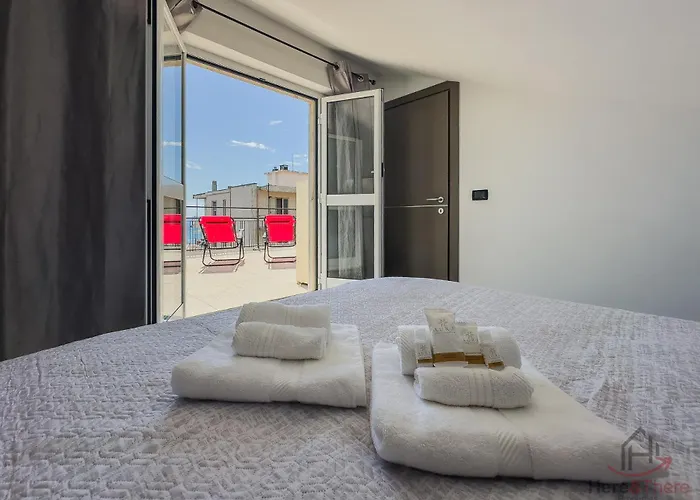 Sea View Penthouse - Free Park - Wifi *